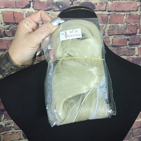 New - 24" Synthetic Hair Extensions -  Blond - Picture 3 of 3